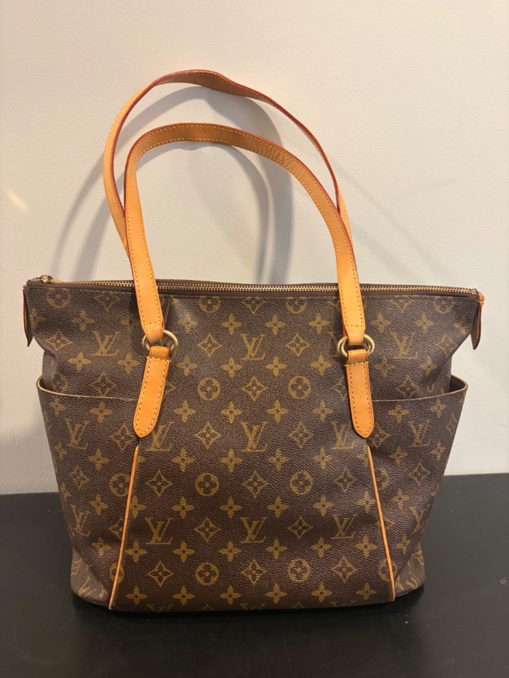 Louis Vuitton Totally MM Tote in Monogram Canvas - Picture 2 of 5